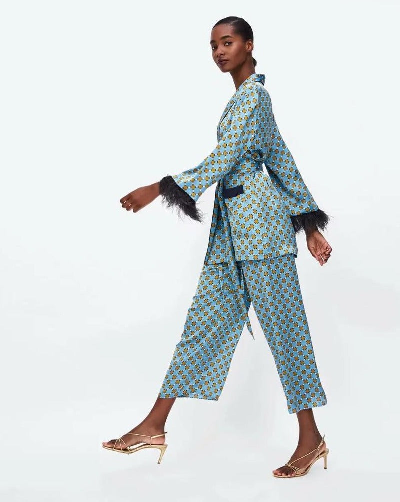 Veste Kimono imprimée bleue avec manches en plumes jambes larges pantalon ample femmes.